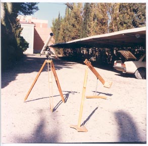 Telescopio y otro aparato de observación en el patio de acceso al Instituto.
