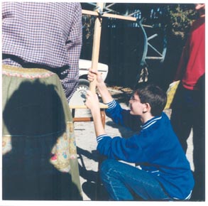 Alumno manipulando un instrumento astronómico casero.
