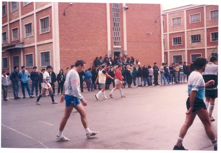 Partido de fútbol sala en el patio del Instituto.