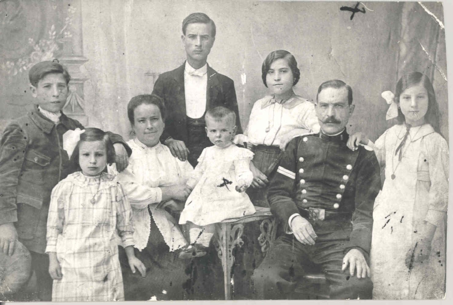 Retrato de estudio de Cristóbal López e Isabel Sánchez con sus seis hijos.