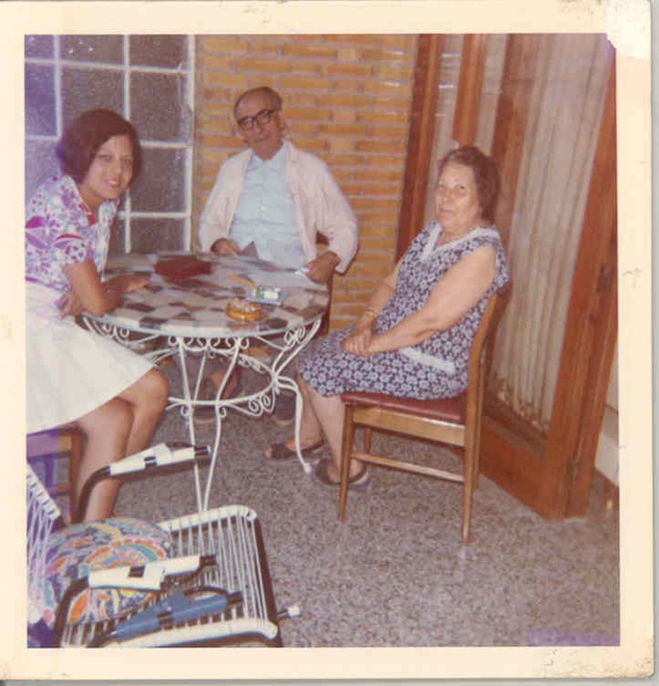 Juan López, Carmen Pastor y su sobrina María Casas en un apartamento en la playa de San Juan.