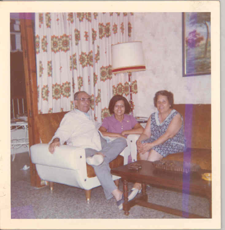 Juan López, Carmen Pastor y su sobrina María Casas en un apartamento en la playa de San Juan.