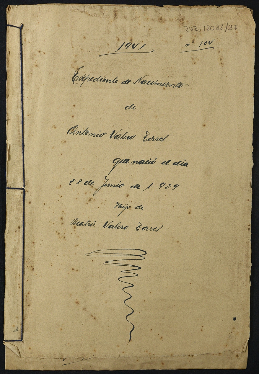 Expediente nº 104/1941 para la inscripción de nacimiento fuera de plazo en el registro civil de Lorca de Antonio Valero Terres.