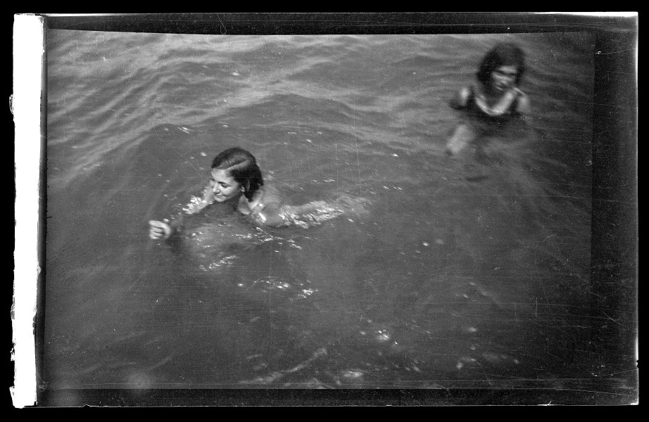 Retrato de dos muchachas bañándose en la playa