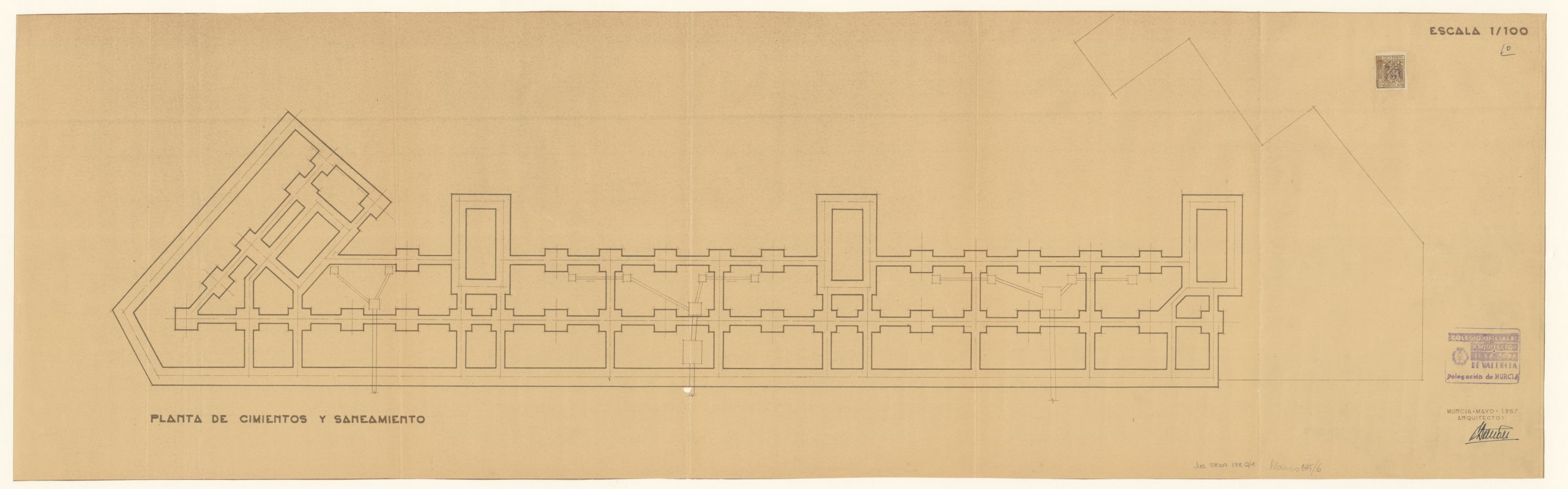 Plano de planta de cimientos y saneamiento de edificio de viviendas de Gran Vía en Caravaca de la Cruz. Arquitecto Eugenio Bañón. Escala 1:100. Año 1957.