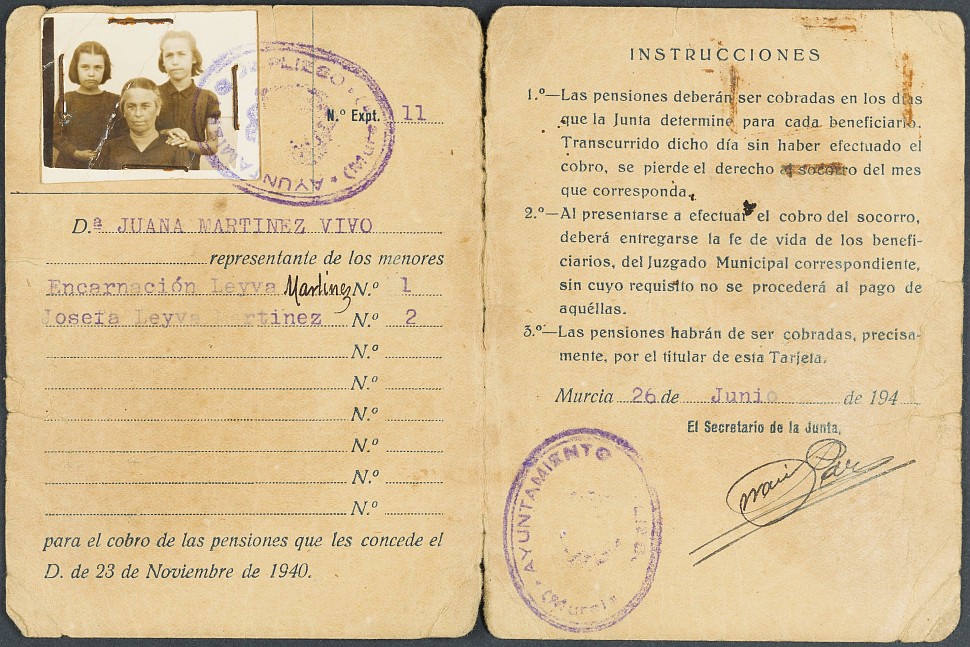 Cartilla de pensionistas de la Obra Nacional de Protección a los Huérfanos de la Revolución y la Guerra de las menores Encarnación y Josefa Leyva Martínez.