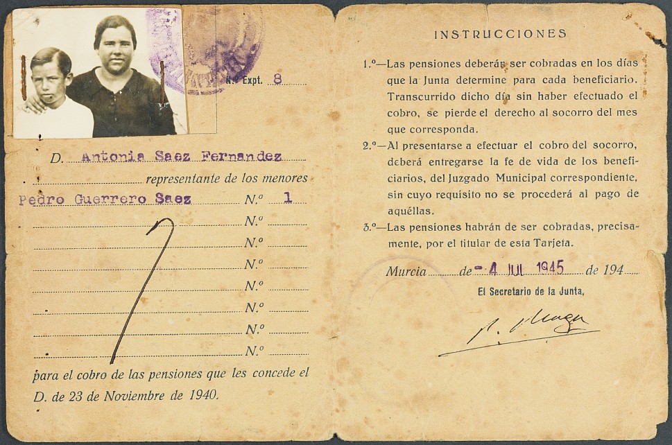 Cartilla de pensionista de la Obra Nacional de Protección a los Huérfanos de la Revolución y la Guerra del menor Pedro Guerrero Sáez.
