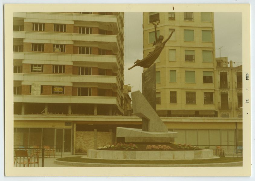 Reportaje de la Plaza Santa Isabel de Murcia con la escultura Monumento a la Fama, obra de Juan González Moreno