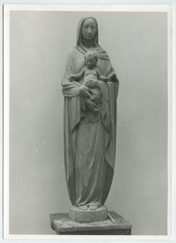 Escultura Virgen con niño del Conjunto Residencial de Espinardo, obra de Juan González Moreno