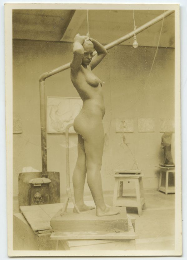 Modelo en barro de un Desnudo de mujer, obra de Juan González Moreno