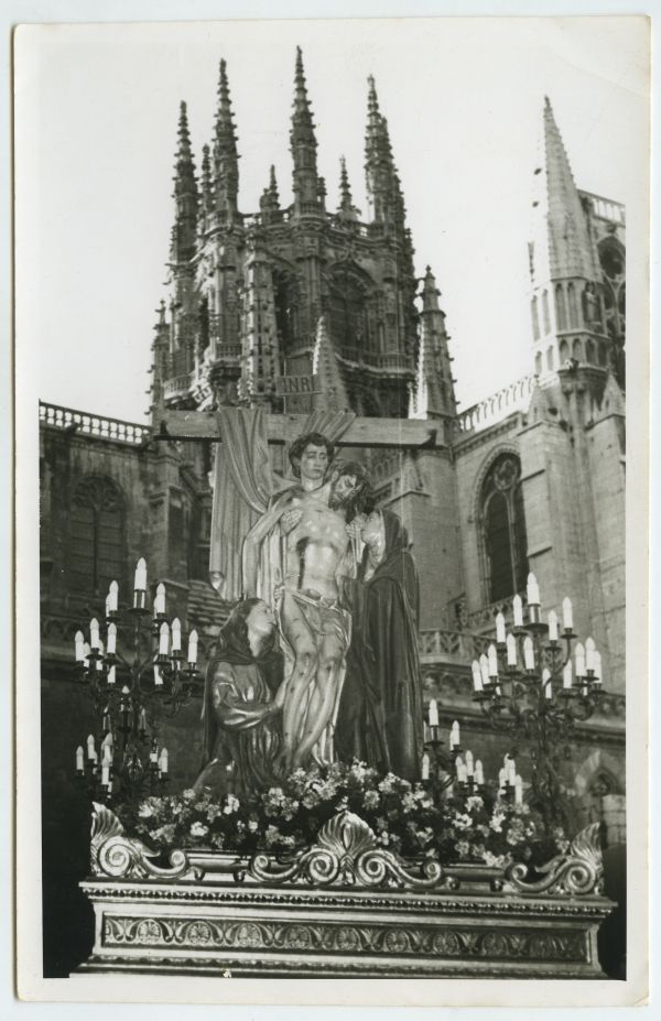 Grupo escultórico El Descendimiento de Burgos, obra de Juan González Moreno, procesionando por la ciudad