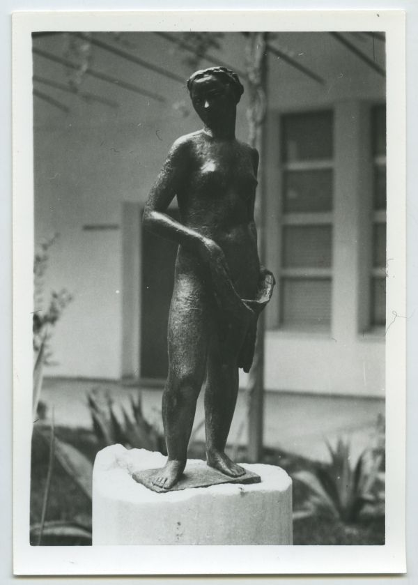 Desnudo de mujer con paño (1949), escultura en bronce obra de Juan González Moreno