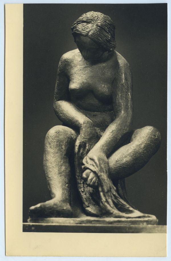 Mujer en cuclillas (1949), escultura en bronce obra de Juan González Moreno