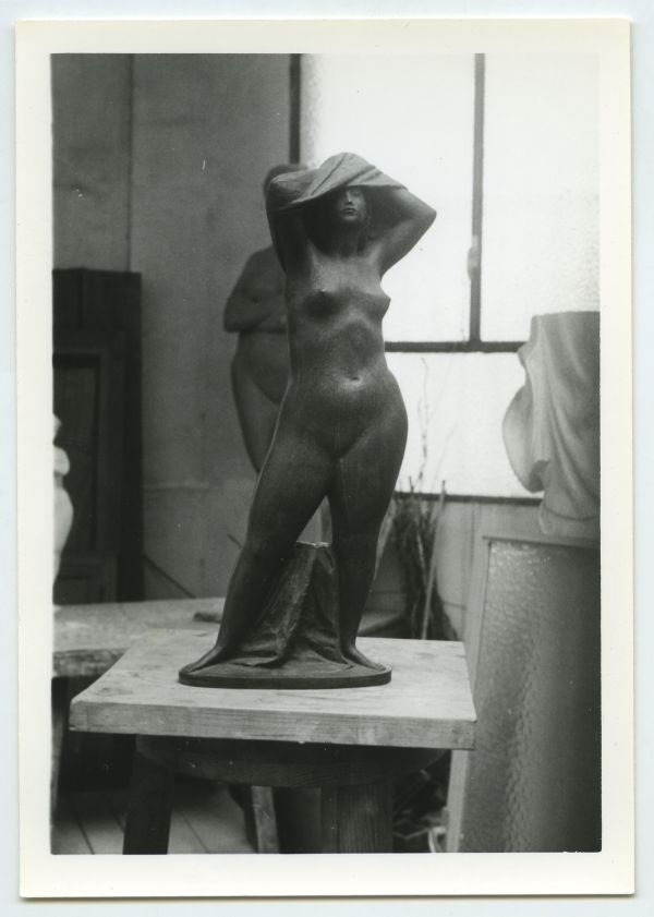 Mujer vistiéndose (1972), escultura en bronce obra de Juan González Moreno