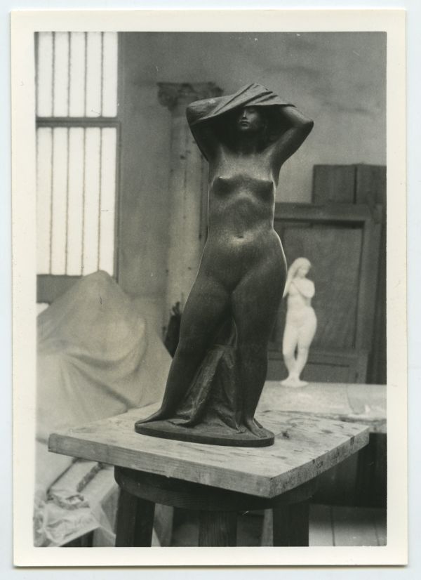 Mujer vistiéndose (1972), escultura en bronce obra de Juan González Moreno