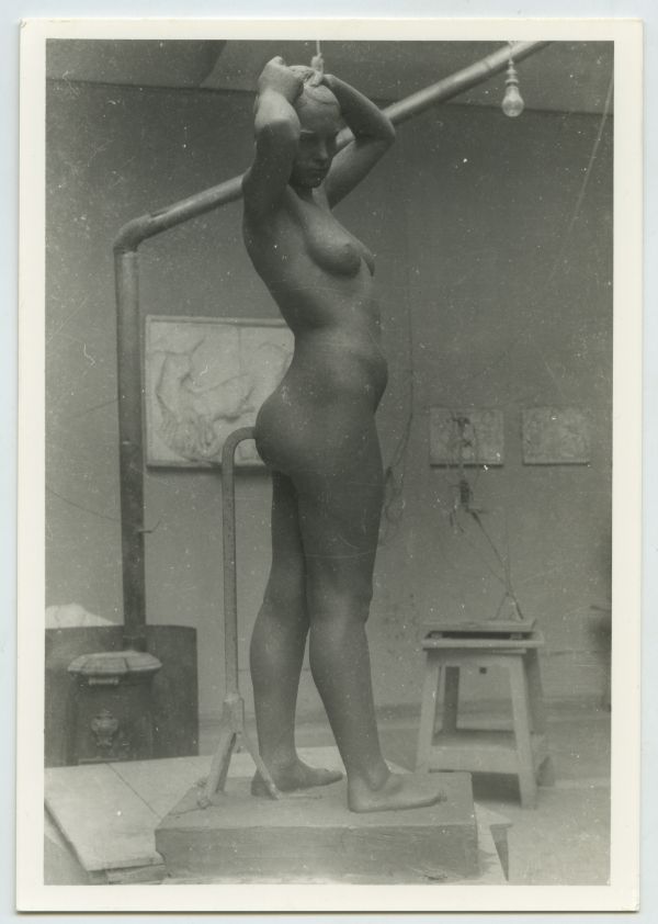 Desnudo de mujer, escultura en piedra 