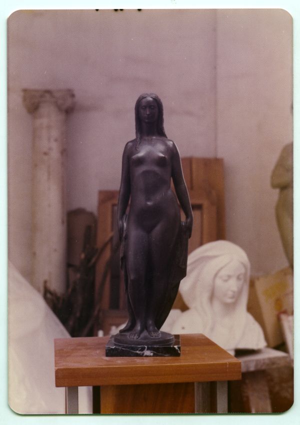 Friné (Desnudo de mujer, 1974), escultura en bronce, obra de Juan González Moreno