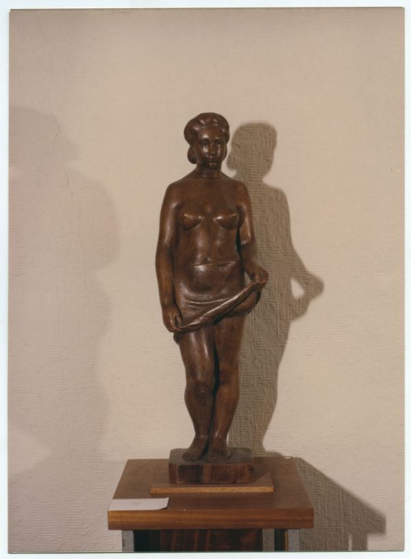 Desnudo de mujer con paño (1945), escultura de madera de nogal, obra de Juan González Moreno