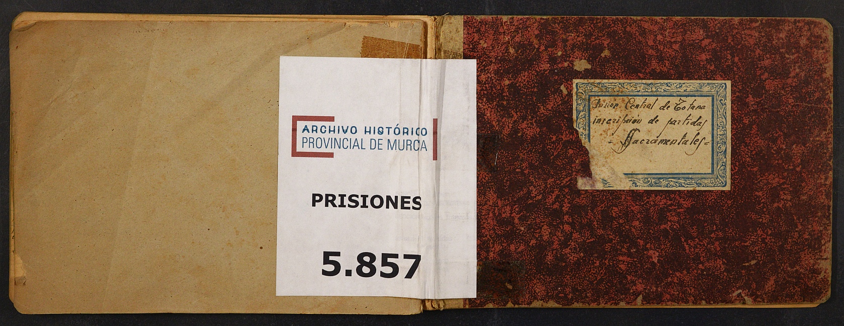 Registro de partidas de defunción sacramentales de internos en la Prisión Central de Totana, de 1939-1943.