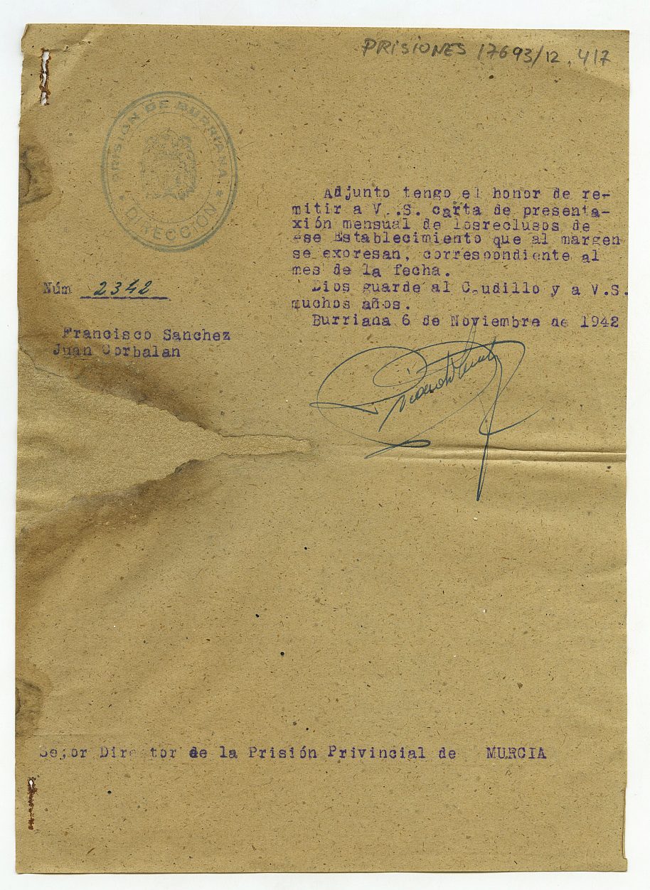 Oficio del director de la Prisión de Burriana al de la Prisión Provincial de Murcia con el que le remite cartas-informe de dos liberados
