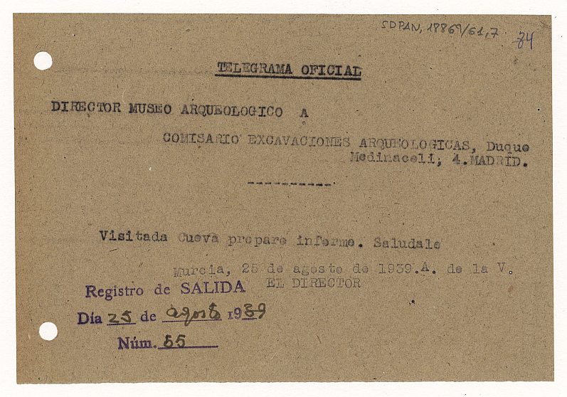 Minuta del telegrama enviado por Augusto Fernández de Avilés al comisario de excavaciones arqueológicas en Madrid informándole que ha visitado la cueva y de que prepara un informe sobre esta.