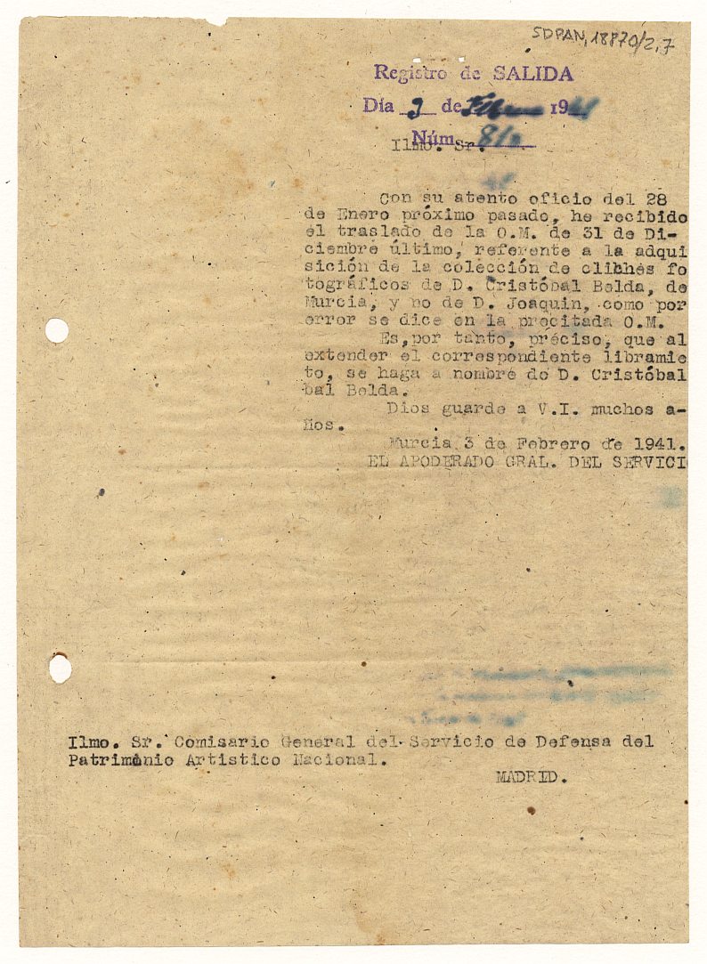 Minuta de un oficio enviado a la Comisaría General del Servicio de Defensa del Patrimonio Artístico Nacional informando que en la orden ministerial relativa a la adquisición de los clichés de Cristóbal Belda, este aparece nombrado erróneamente como Joaquín, por lo que su nombre se debe corregir al extender el correspondiente libramiento.