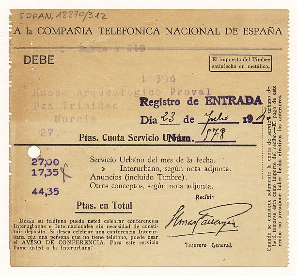 Factura de la Compañía Telefónica Nacional de España expedida a nombre del Museo Arqueológico Provincial por cuota de servicio urbano.