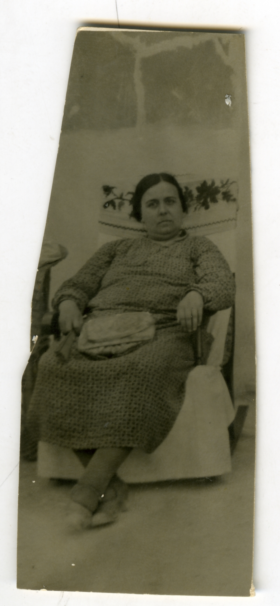 Retrato de Soledad Ros Ruiz sentada en una mecedora