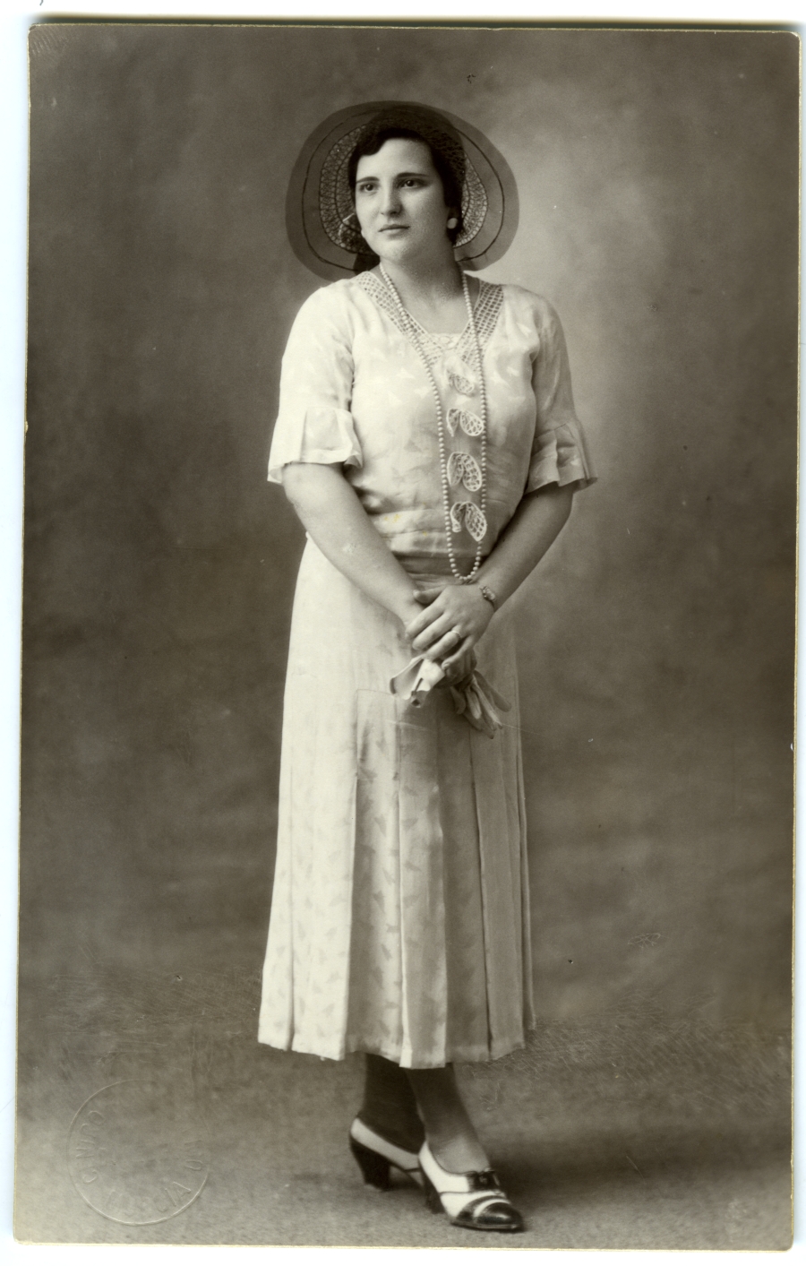 Retrato de una mujer apoyada en una sombrilla