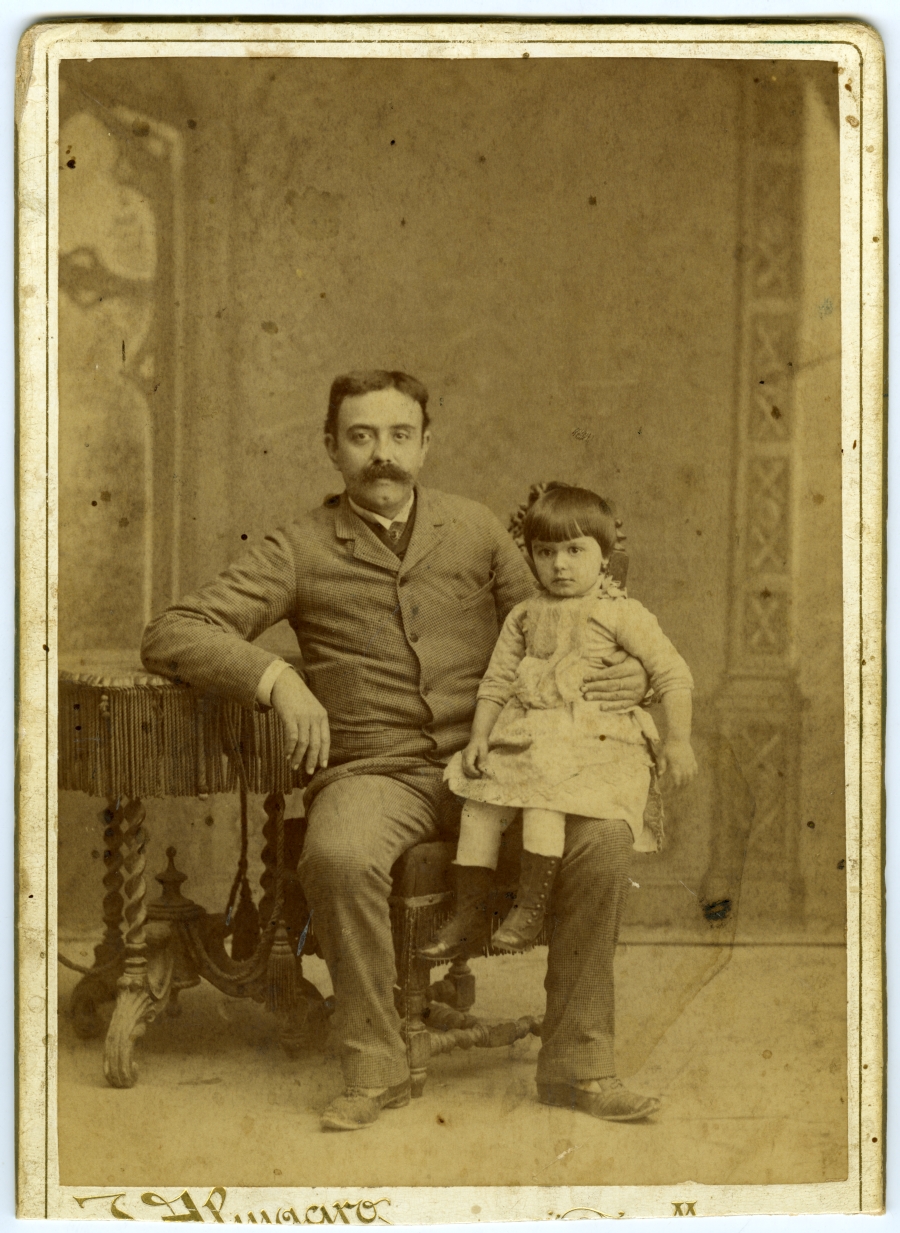 Retrato de Antonio Ros Romero con una niña en su regazo